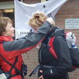 Kleinmutsje overhandigd de medaille aan Supermuts